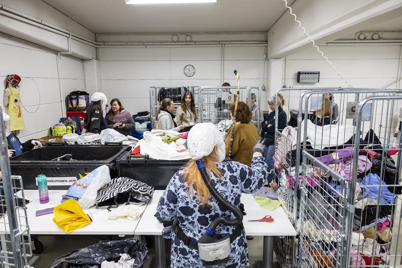 Kiertokaaren tekstiilinlajittelijat esittelevät toimintaansa muille THREADs-hankkeen hankekumppaneille. Arkistokuva vuodelta 2025.