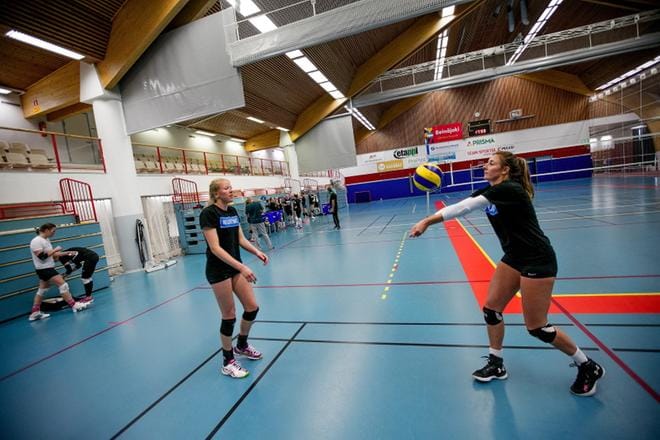 Nurmon Jymyn naisten uudet jenkkivahvistukset Lydia DeWeese (vas.) ja Sydney Busa tuovat joukkueeseen nuoruuden intoa ja voimaa hyökkäys- ja torjuntapeliin. KUVA: JAAKKO ELENIUS