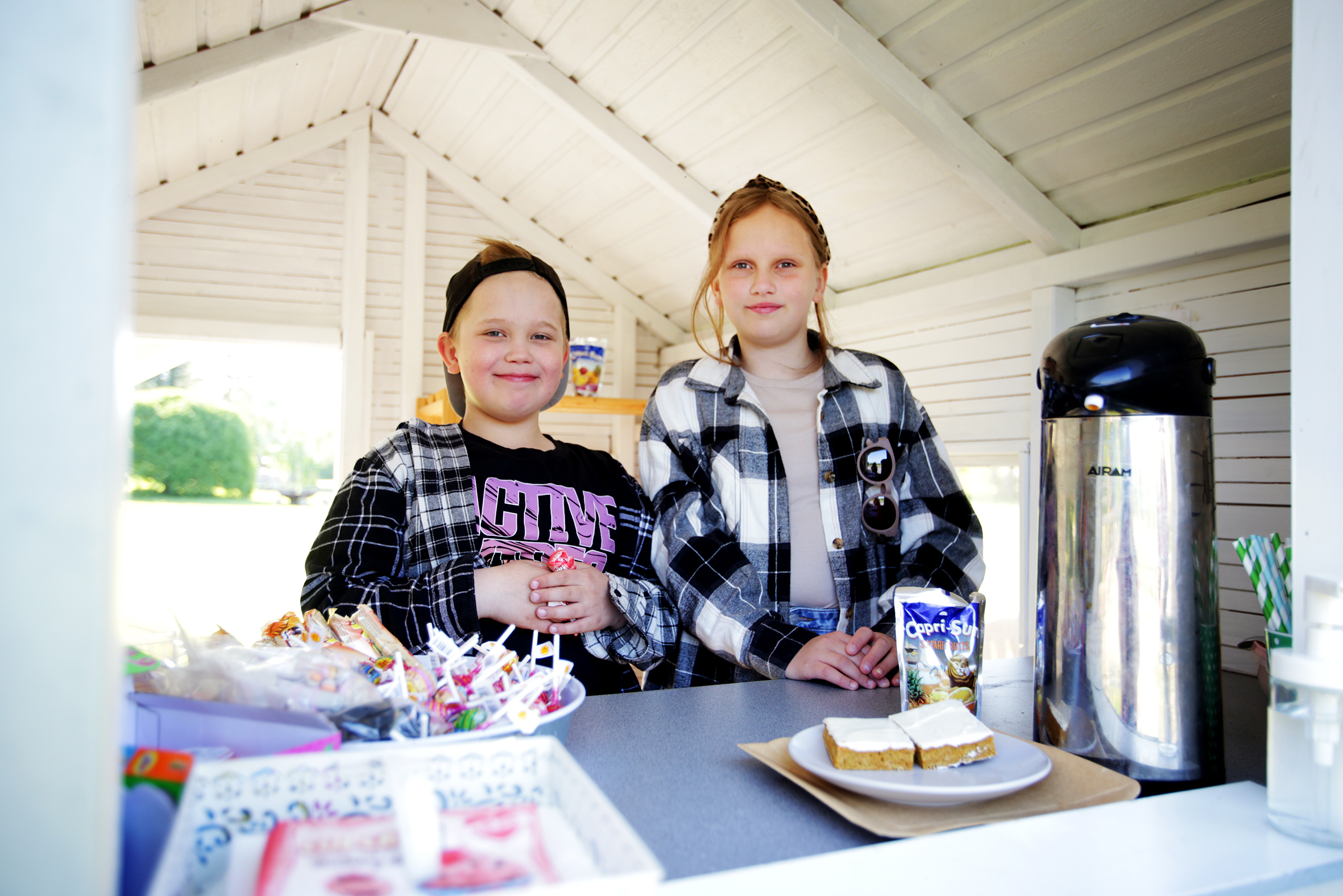 Atte, 9,  ja Minea Inkala, 10, perustivat pop up -kesäkioskin Kiimingin Ylikylään – "Kaikki raparperit menivät heti ensimmäisenä päivänä"