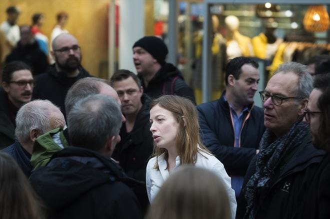 Vasemmistoliiton puheenjohtaja Li Andersson kävi lauantaina Vaasassa tukemassa puolueensa pohjalaisia eduskuntavaaliehdokkaita. Hän osallistui aamupäivällä vaalistarttiin Rewell Centerissä ja iltapäivällä keskustelutilaisuuteen kaupunginkirjaston draamasalissa, jossa tupa oli täynnä. KUVA: MINNA ANTILA