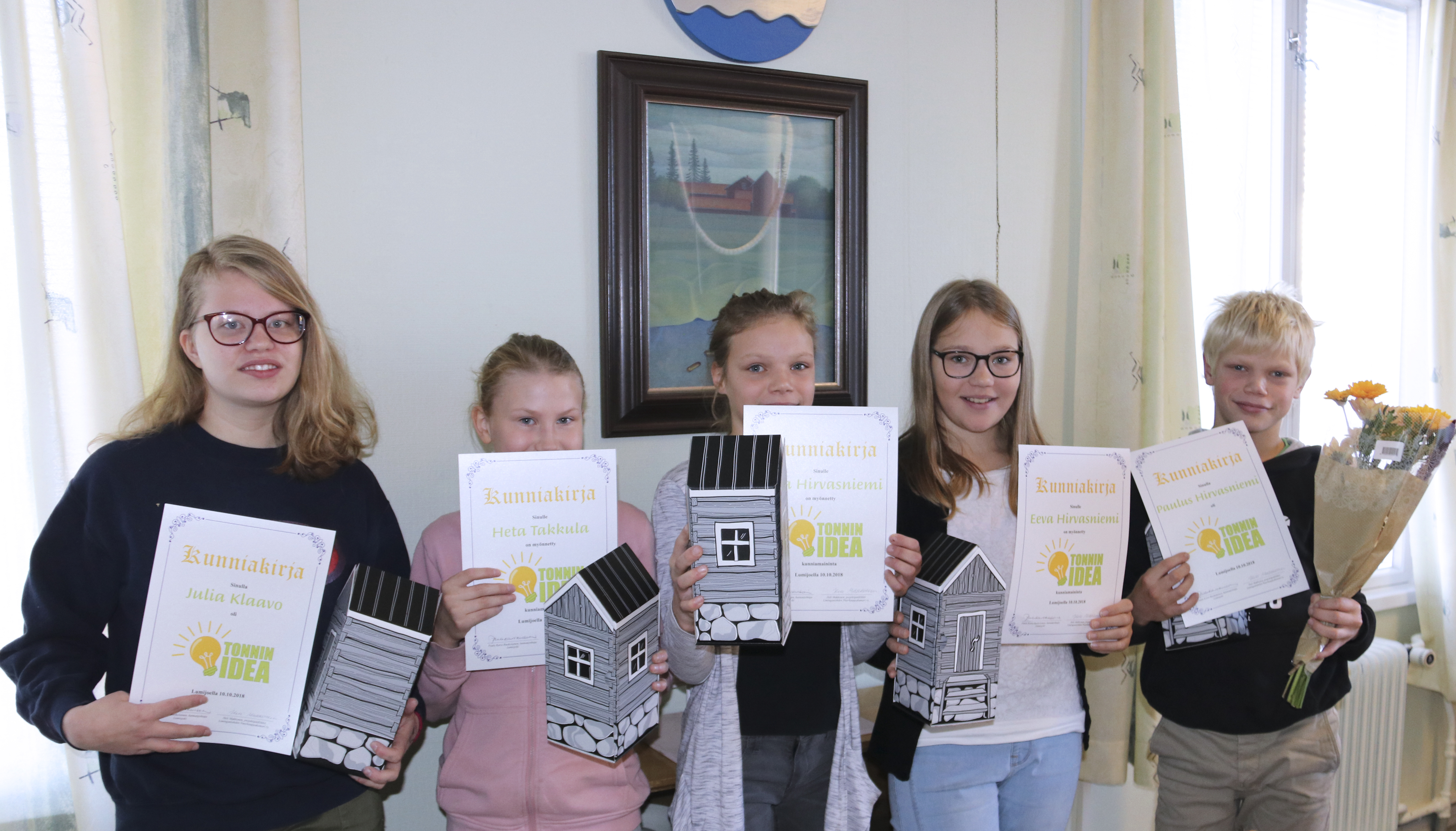 Lumijoen kunta kiitti Julia Klaavoa (vasemmalla), Heta Takkulaa sekä Sara, Eeva ja Paulus Hirvasniemeä hyvistä ideoista. Voittajajoukon ainoa aikuinen, Essi Hirvasniemi, ei päässyt paikalle.