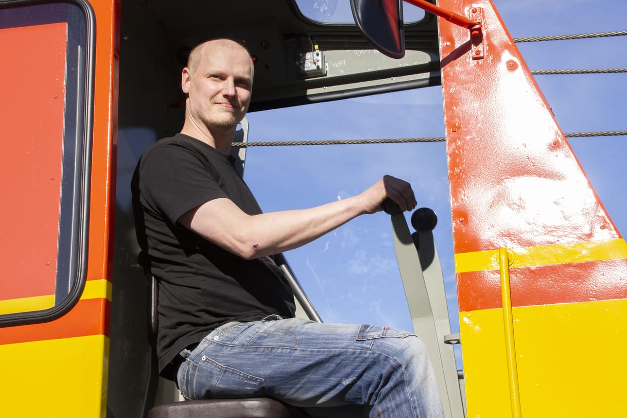 Jarmo Väyrysen käsissä ruoste on väistynyt uuden maalipinnan tieltä.