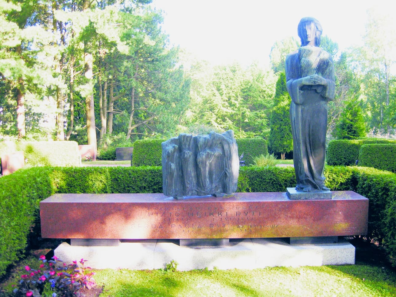 Risto Ryti (5. presidentti 1940-1944). Hautamuistomerkki on Wäinö Aaltosen suunnittelema.