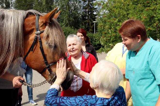 Hoitaja Anne Pellinen auttoi Toini Korkeamäen ja Kerttu Salumäen niin lähelle Wiliä, että naiset ylsivät jakamaan hellyttään. KUVAT: ANU NAHKALA