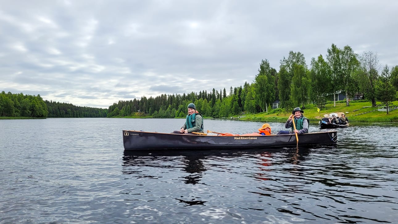 Kolme sukupolvea Iijoella. Edessä Tiina-Mari, keskellä hänen tyttärensä ja taaimmaisena Tiina-Marin isä.