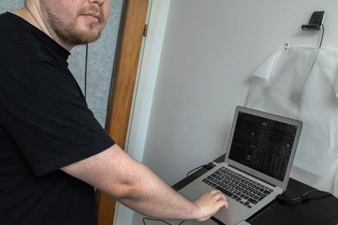 Leo Lindgren työskenteli kolme vuotta ääniteknikkona Kansallisteatterissa. Hän piti kovasti työstään, mutta on avoin uuden oppimiselle: jatkossa hän toivoo tekevänsä "monipuolisesti kaikkea". – Se on tämän alan juttu. Työntekijältä kaivataan monipuolisuutta.