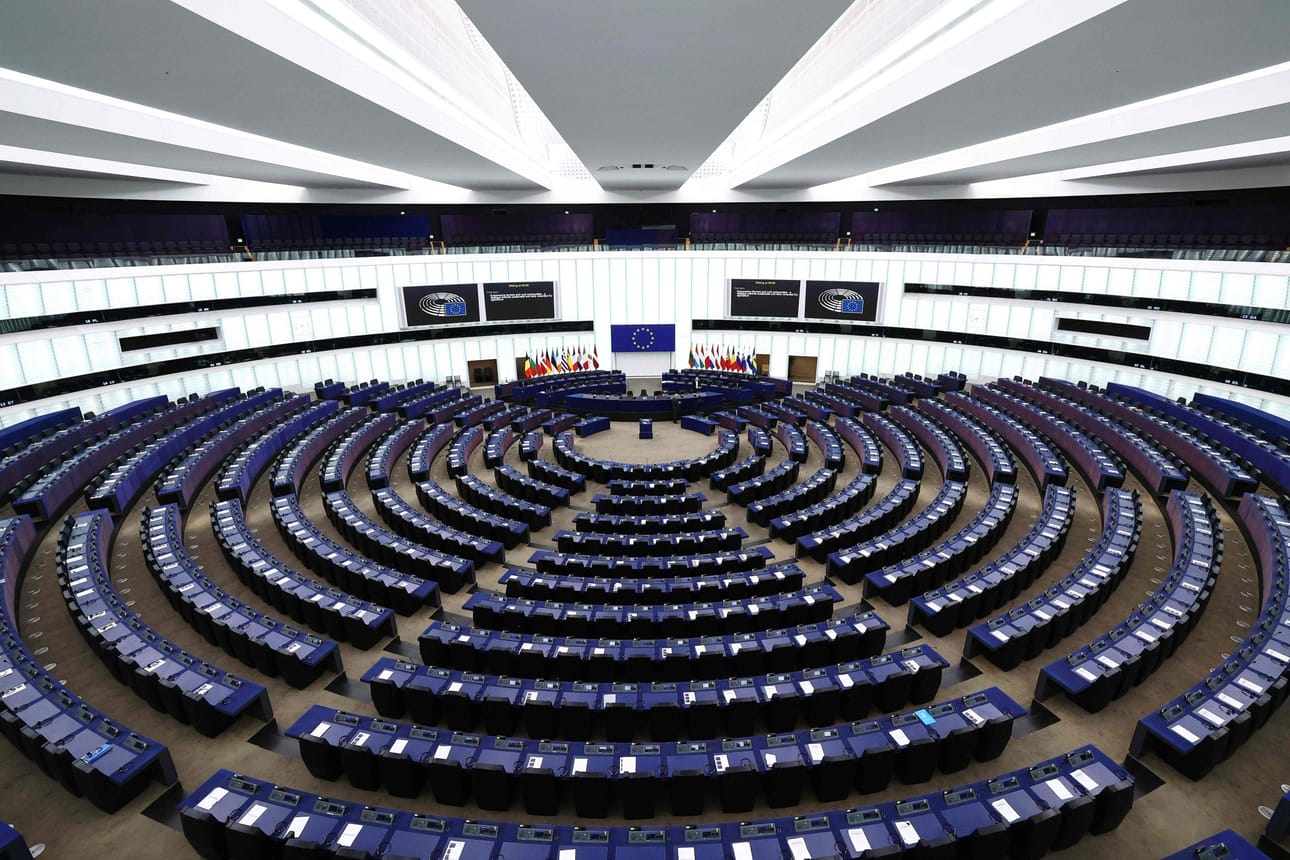 Enemmistön tulevasta europarlamentista ennustetaan olevan Ukrainan tuen kannalla. LEHTIKUVA / AFP