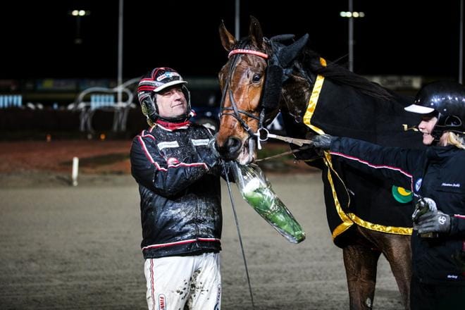 Markku Nieminen ja Callela Eliza olivat 4-vuotiaiden tammojen Kasvattajakruunun voittajat.