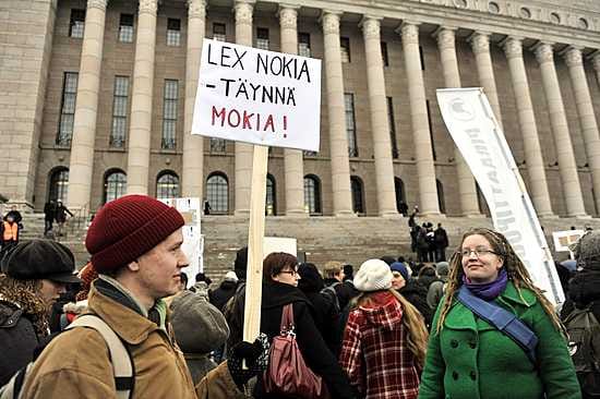 Keskusrikospoliisi ja eduskunnan lakivaliokunnan puheenjohtaja Heidi Hautala (vihr.) liittyivät lakiesityksen arvostelijoiden joukkoon. Kuva on lakiesitystä vastustavasta mielenosoituksesta helmikuun alussa.