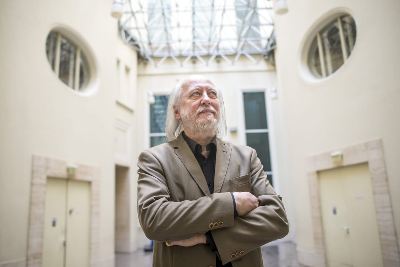 László Krasznahorkai (s. 1954) on unkarilainen nykykirjailija. Hänet on palkittu muun muassa arvostetulla Man Booker International -palkinnolla.
