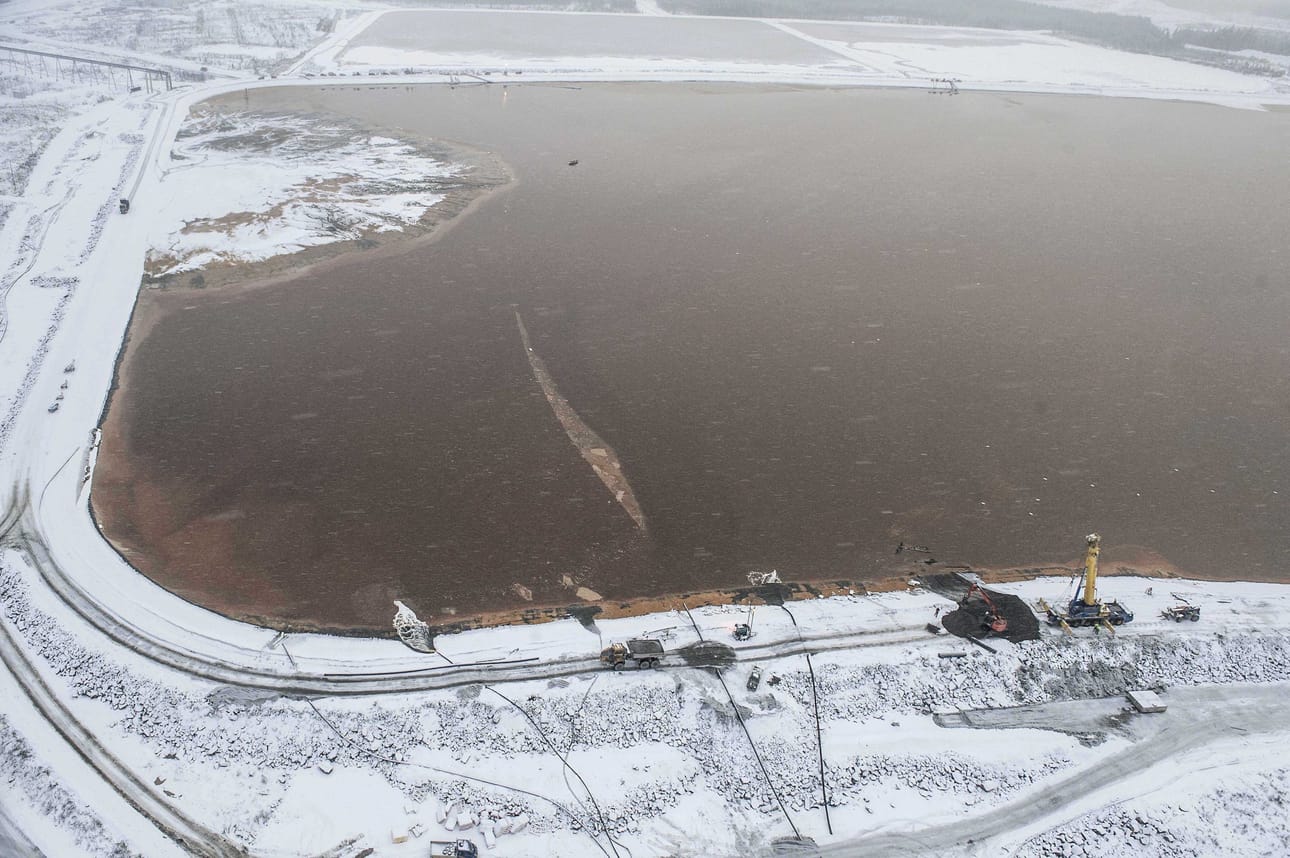 Kovan onnen kipsisakka-allas. Ympäristöongelmista aiemminkin kärsineen Talvivaaran kaivoksen ongelmat murtautuivat kansakunnan kollektiiviseen tietoisuuteen viimeistään marraskuussa 2012 tapahtuneen allasvuodon yhteydessä.