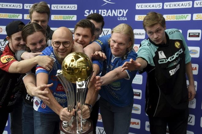 Mikä joukkue nappaa mestaruuspokaalin? Oilersin Casper Pfitzner, TPS:n Miko Kailiala, Indiansin Mikko Kirvesniemi, Classicin Juha Kivilehto, Viikinkien Jani Kukkola, Oilersin Casper Pfitzner, Nokian Joona Rantala ja SPV:n Eero Kosonen Salibandyliigan puolivälieräparien valintatilaisuudessa. KUVA: LEHTIKUVA/ANTTI AIMO-KOIVISTO