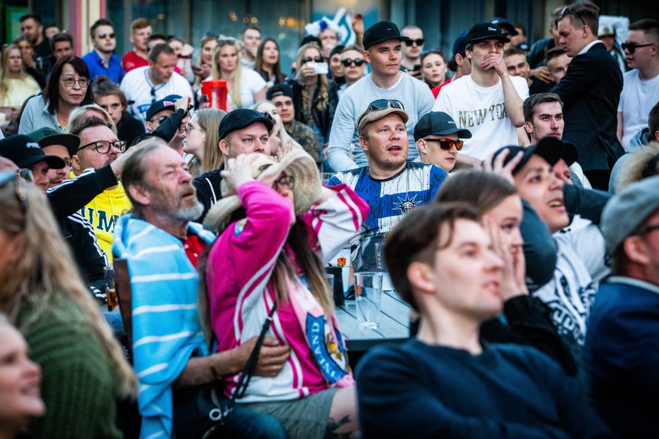 Rovaniemen keskustan terassilla Kanadan voittomaali otettiin vastaan epäuskoisin ilmein.