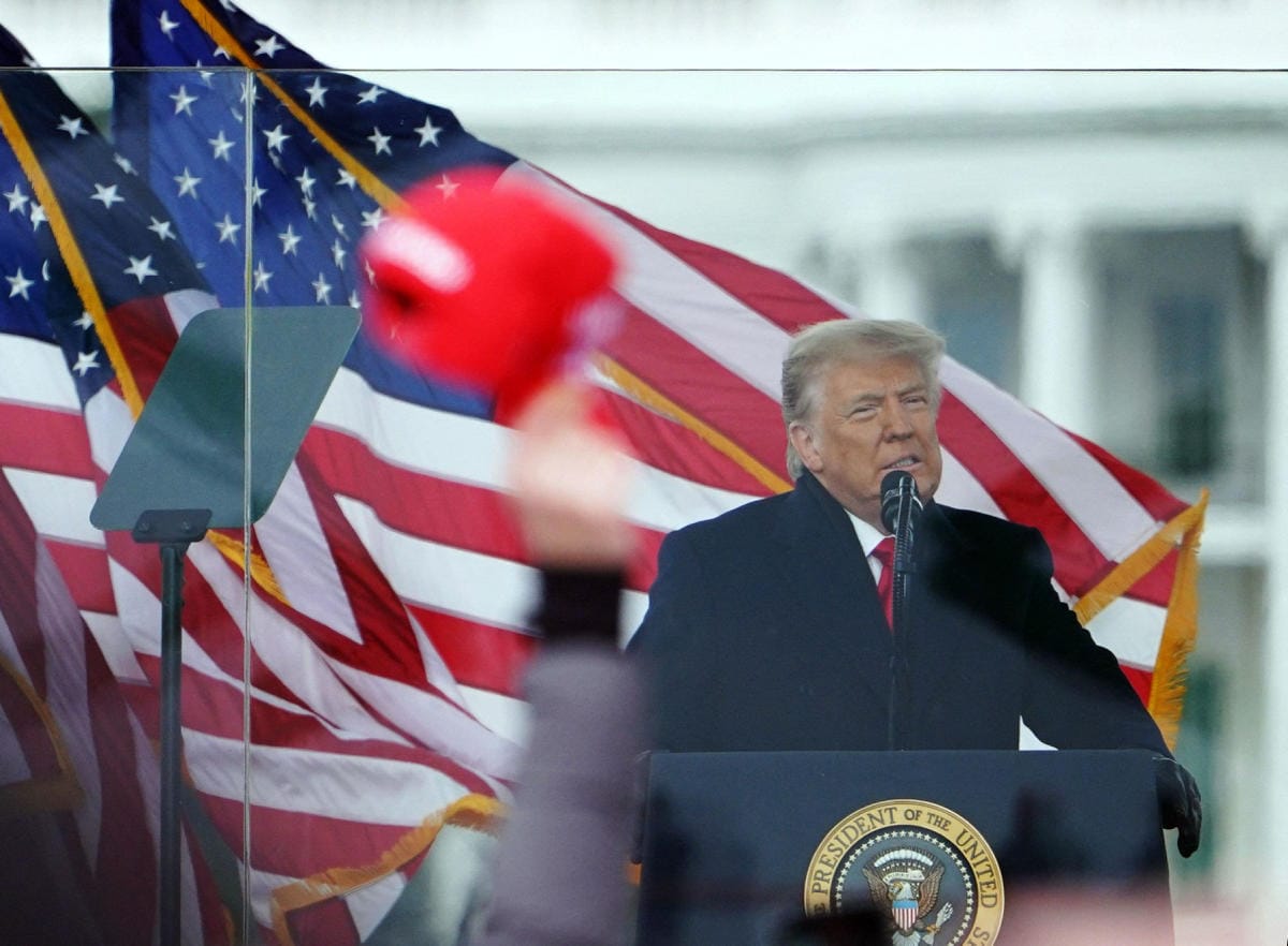 Entinen presidentti Donald Trump puhui kannattajilleen vuosi sitten loppiaisena ennen kuin häntä tukeneet mellakoitsijat hyökkäsivät maan kongressitaloon. LEHTIKUVA/AFP