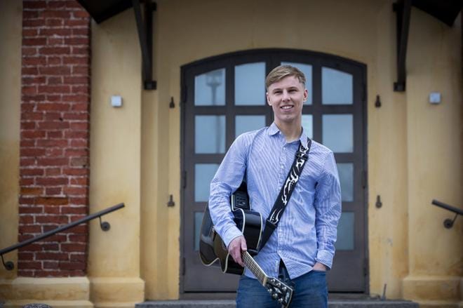 Aleksi Yli-Sissala uskoo lavakulttuurin erilaisuuden voimaan ja tulevaisuuteen. Lavoilla on yhä live-bändejä ja tilaa tanssia tai vain kuunnella musiikkia. KUVA: JARNO PELLINEN