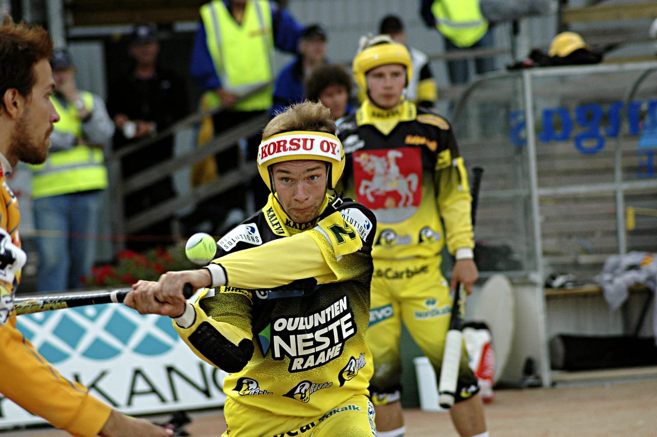 Marko Rasinkankaalle keltamusta pelipaita on tuttu. Tässä hän pelaa välierissä Kuopiota vastaan kesällä 2006.