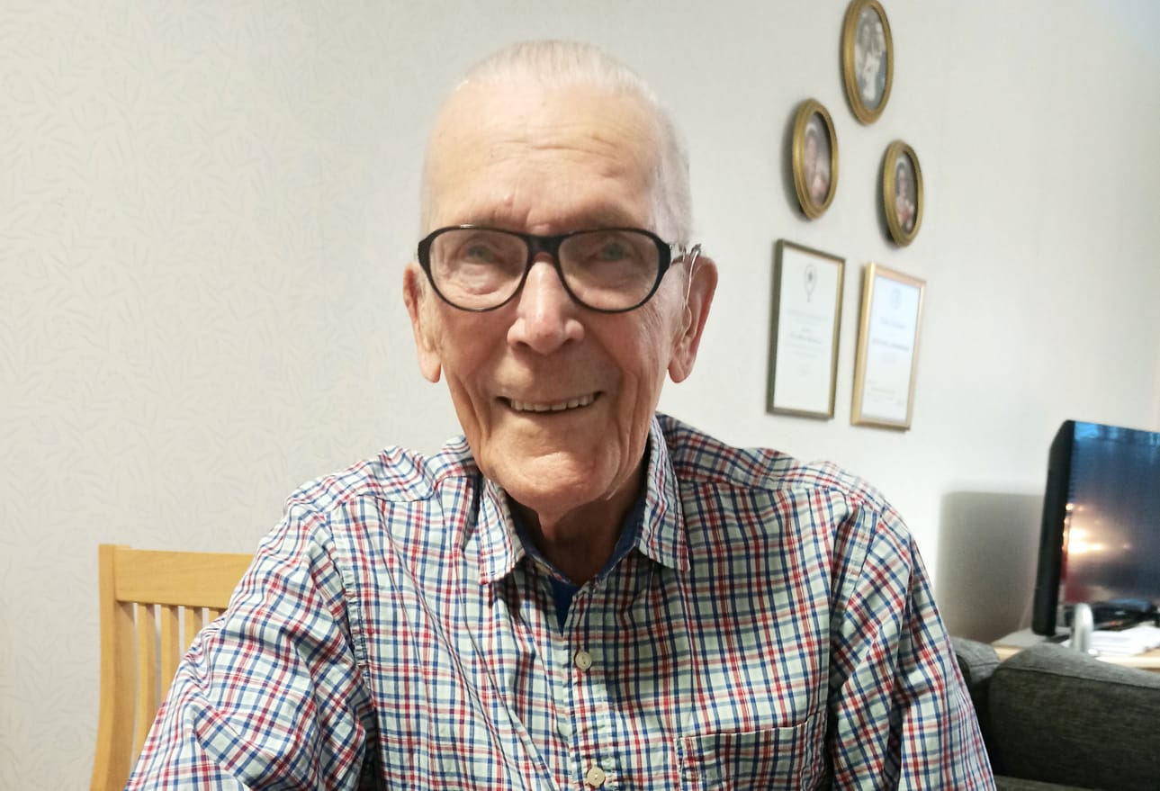 Taito Metsäluoma, 97, on pysynyt hyvässä fyysisessä kunnossa säännöllisen liikunnan ansiosta. Ostolanhovissa on päivittäin tarjolla valmis ruoka, mutta vaihtelun vuoksi hän kokkailee myös itse.