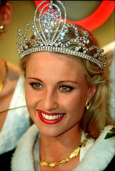 Vanessa Forsman on Miss Suomi 1999.