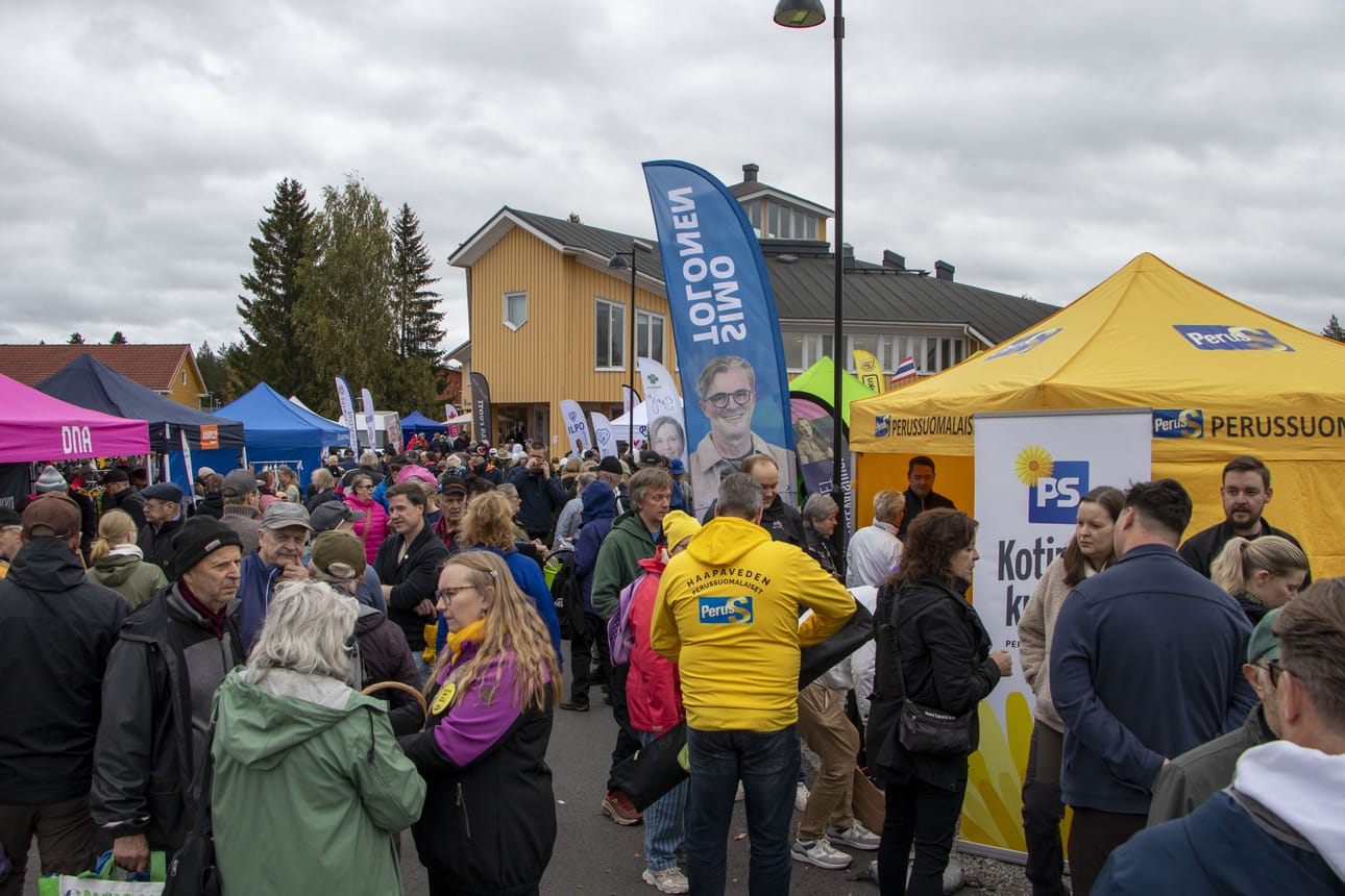 Puolueiden telttakujalla riitti väkeä. Useammalla kojulla ämpärit olivat loppuneet jo ensimmäisen tunnin aikana.