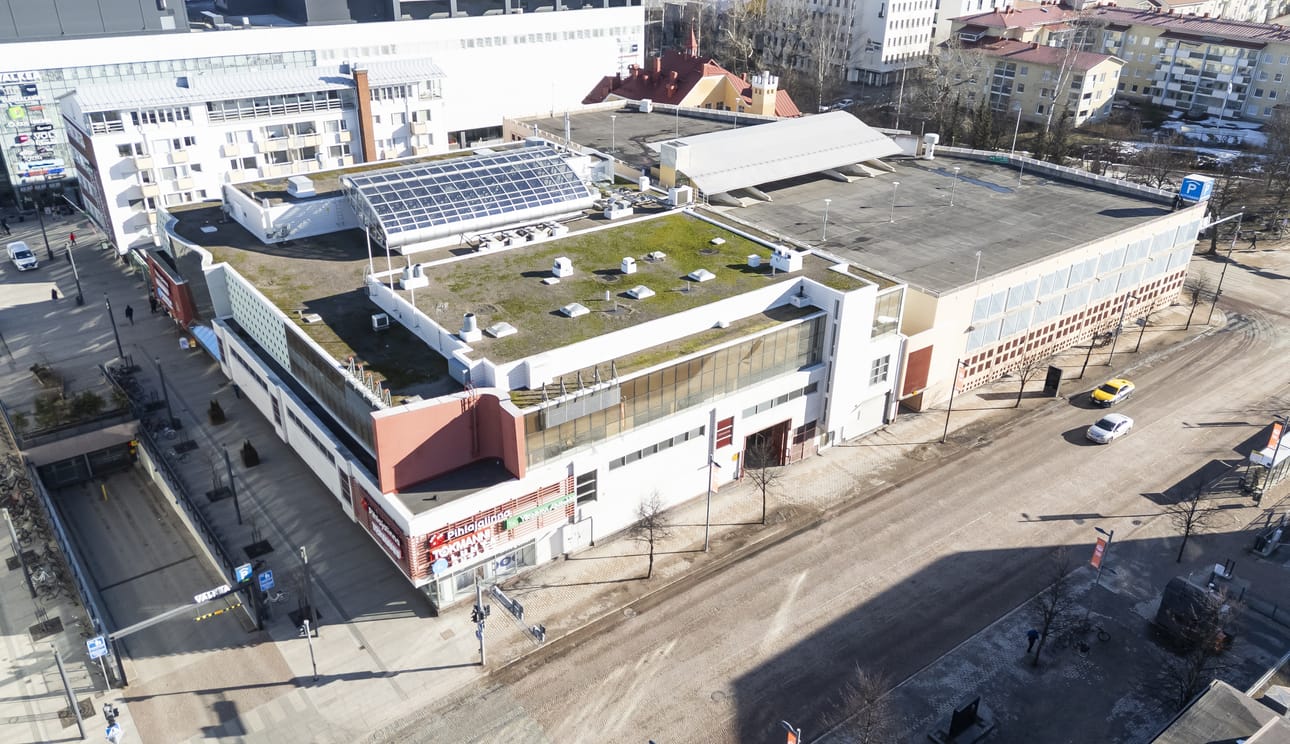 Vanha liiketalo ja takana oikealla oleva Autosaari-parkkitalo joutunevat väistymään kaupunkikehityksen tieltä. Ihan heti muutoksia ei kuitenkaan tapahdu.