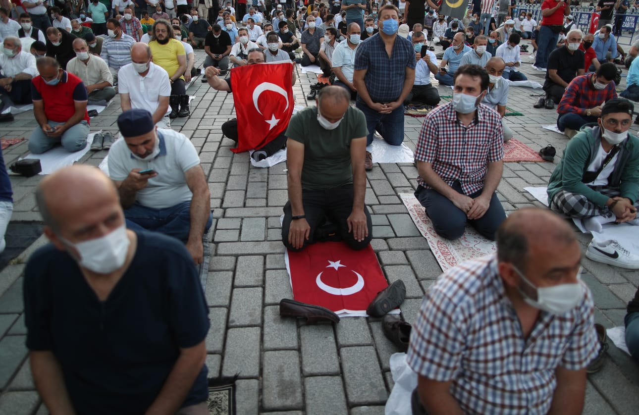 Turkissa on kehotettu, ja tietyillä alueilla velvoitettu, riittävän turvavälin pitämiseen ja kasvomaskien käyttöön. Presidentti Erdoğanin kannattajat rukoilemassa Hagia Sofian lähettyvillä Istanbulissa sen jälkeen, kun presidentti päätti muuttaa museona pitkään toimineen Hagia Sofian moskeijaksi.