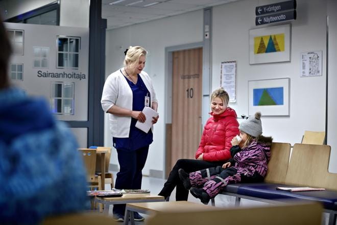 Seinäjoen terveyskeskuksen osastohoitaja Sonja Lehtimäki muistuttaa, että kiirevastaanotto toimii ajanvarauksella. Eeva Kaukola ja Senni Mylläri odottavat vuoroaan. KUVAT: TOMI KOSONEN