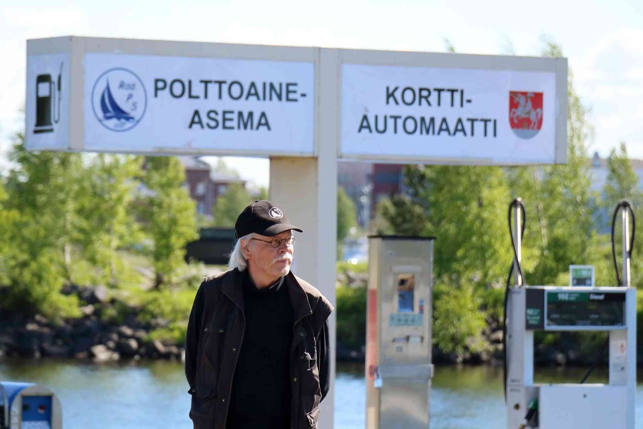 Mattiveikko Salo kertoo takanaan olevan polttoaineautomaatin olleen toiminnassa viime torstaista lähtien.