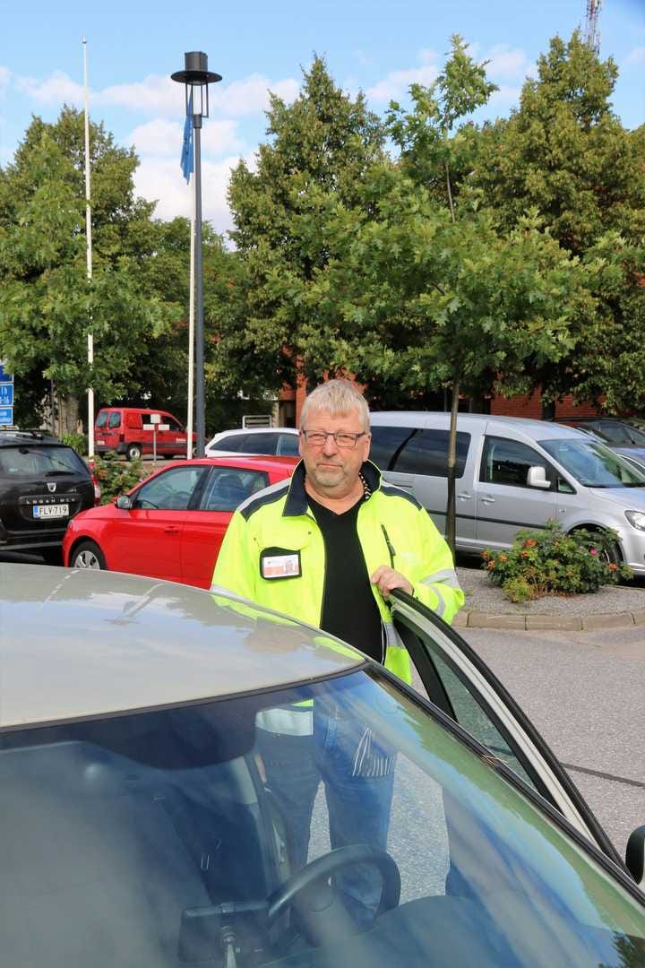 Matti Toivosen mielestä vaikuttavin rakennus maailmassa on Eiffelin torni. Raision kaupungintalo saa häneltä myös hyväksymismerkinnän.