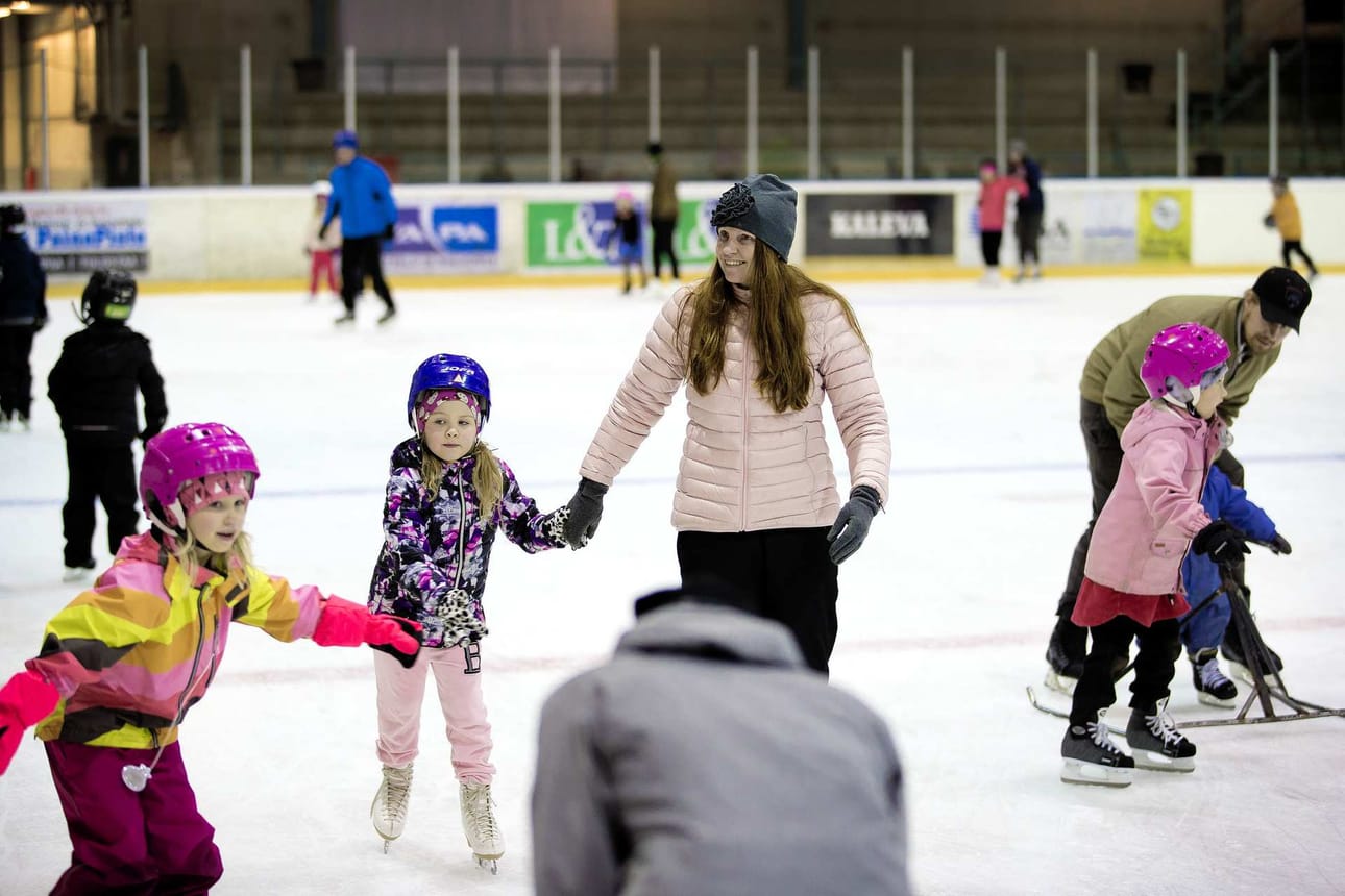 Kuvassa keskellä olevat Kiira Korkiakangas, 6, ja Kati Oravisjärvi tulivat yleisöluisteluun opettelemaan taitoluisteluliikkeitä, sillä Kiira aloitti juuri taitoluisteluharrastuksen. He aikoivat ottaa kaiken ilon irti syysloman yleisöluisteluvuoroista.