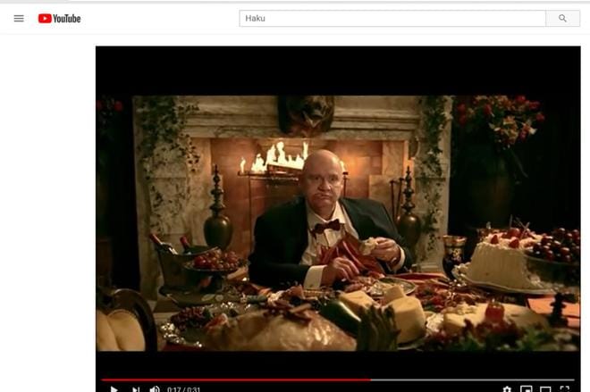 Pomo mässäilee työntekijöidensä kustannuksella SAK:n hyllytetyltä vaalivideolla vuonna 2007. KUVA: YouTube/ kuvakaappaus