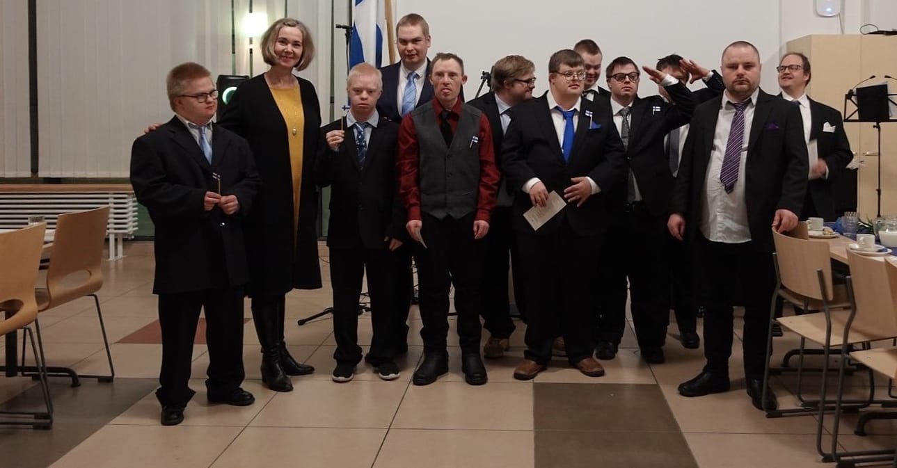 Karentiakodit tarjoaa asumispalvelua sekä kasvua ja kuntoutumista tukevaa toimintaa aikuisille kehitysvammaisille tai muutoin erityistä tukea tarvitseville sekä mielenterveyskuntoutujille. Itsenäisyyttä juhlittiin tänä vuonna omissa Linnan juhlissa.