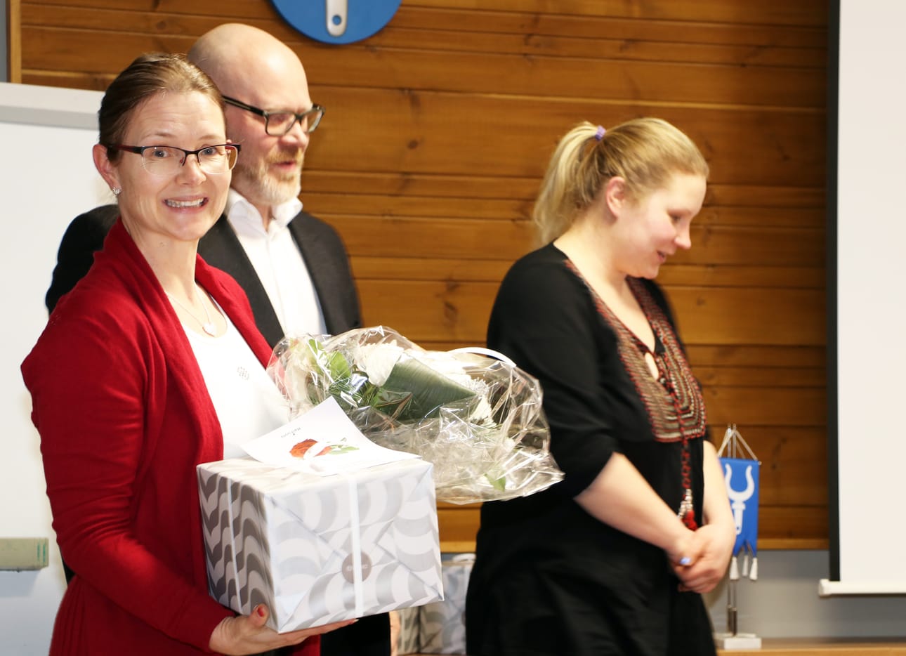 Hailuodon kunnanvaltuuston tämän vuoden viimeisessä kokouksessa muistettiin merkkipäiviään viettäneitä valtuutettuja: Minna Maikkolaa, Leo Sauvolaa ja Kalevi Tönkyrää. Kukkasia ja lahjoja jakamassa kunnanjohtaja Aki Heiskanen ja kunnanvaltuuston puheenjohtaja Iiris Poukkanen.