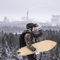 Puuteriseikkailu kaupungissa onnistuu parhaiten lumisurffilla – Oulussa kannattaa testata nämä 7 paikkaa