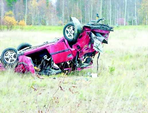 Poliisia paenneen miehen ajokki törmäsi valaispylvääseen ja siitä pellolle.