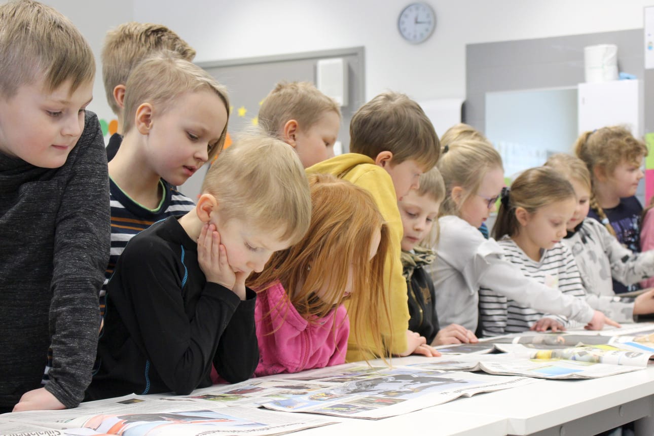 Ruukin koulun 2A-luokka kutsui toimittajan kylään. Tunnin päätteeksi tutkittiin porukalla Siikajokilaaksossa julkaistuja artikkeleja.