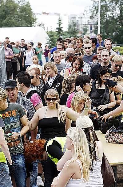 Alkuillasta festivaalialueen portille kertyi jonoja.