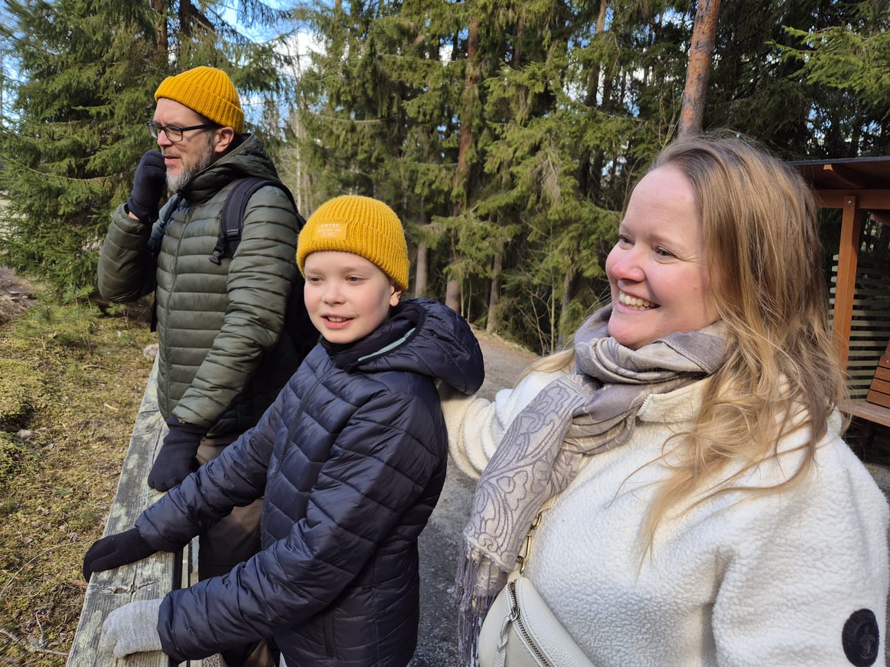 Lepoahon perhe ihaili ahman liikkeitä eläinpuistossa. Jussi, Veeti, 11, ja Eeva-Maria olivat lähteneet päiväreissuun Jyväskylästä.