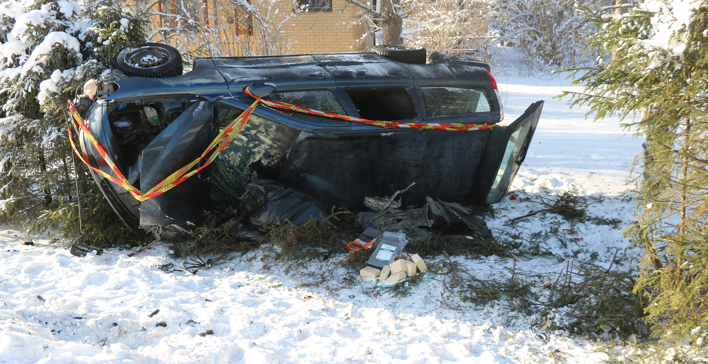 Mieluskyläntien varressa asuva talon väki kertoi, että samassa paikassa on sattunut aiemminkin kolari, jonka myötä auto tuli läpi kuusiaidasta heidän pihalleen.