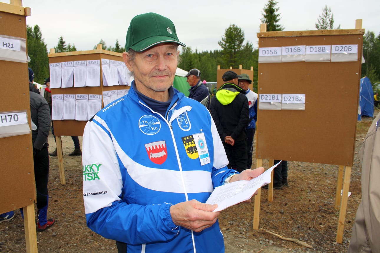 Taisto Luukkoselle ei talkoilu suunnistuskilpailuissa ole outoa. Mustavaarassa mies oli lähtöpaikan toimitsijana.