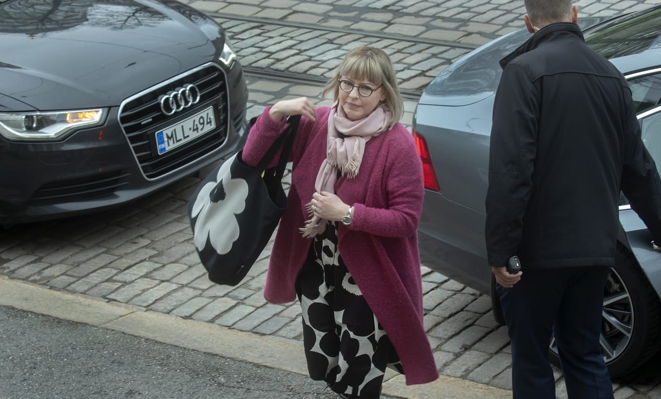 Sosiaali- ja terveysministeri Aino-Kaisa Pekonen (vas.) joutui tönityksi Lahden torilla. Hän kertoo, että yleisötilaisuuksissa kaikkeen on varauduttava.