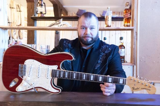 Jani Syvänen ja lempikitara, vuoden 1995 Fender Stratocaster. KUVAT: KAROLIINA SYRJÄ