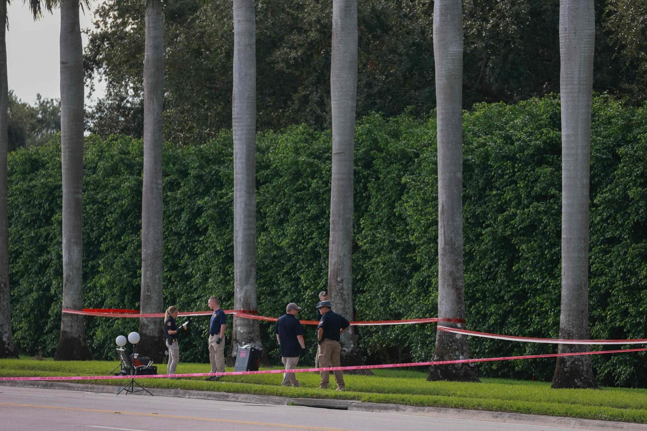 Donald Trump oli sunnuntaina pelaamassa golfia Floridassa, kun salaisen palvelun agentti huomasi kiväärin piipun pilkottavan pensaikosta. LEHTIKUVA/AFP