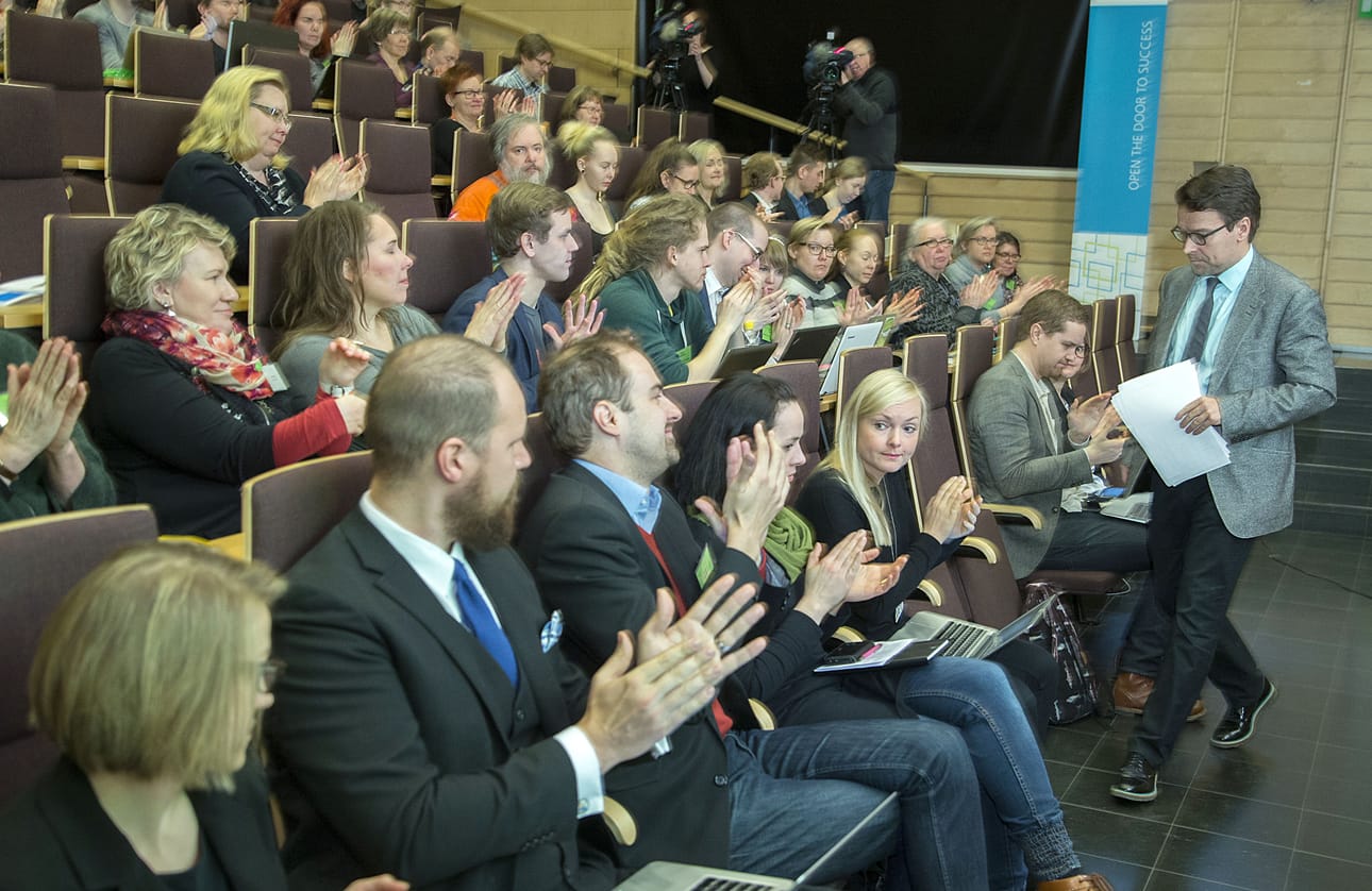 Oppositiojohtaja Ville Niinistön (oik.) mukaan Suomen hallitus edustaa konservatiivista mädännäisyyttä, jota vihreiden pitää politiikallaan torjua. Niinistö sai omiltaan lauantaina useat raikuvat aplodit.