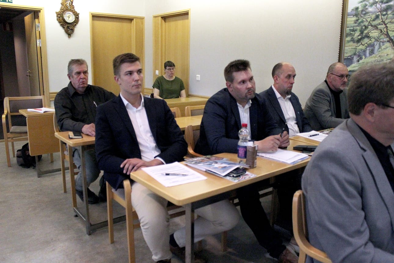 Perussuomalaisten Rami Aalto (vas.), Mikko Mäki-Kanto, Marko Sahakoski ja varavaltuutettu Matti Hietanen (oik.) maanantain kokouksessa. Ryhmä solmi teknisen vaaliliiton kokoomuksen kanssa.