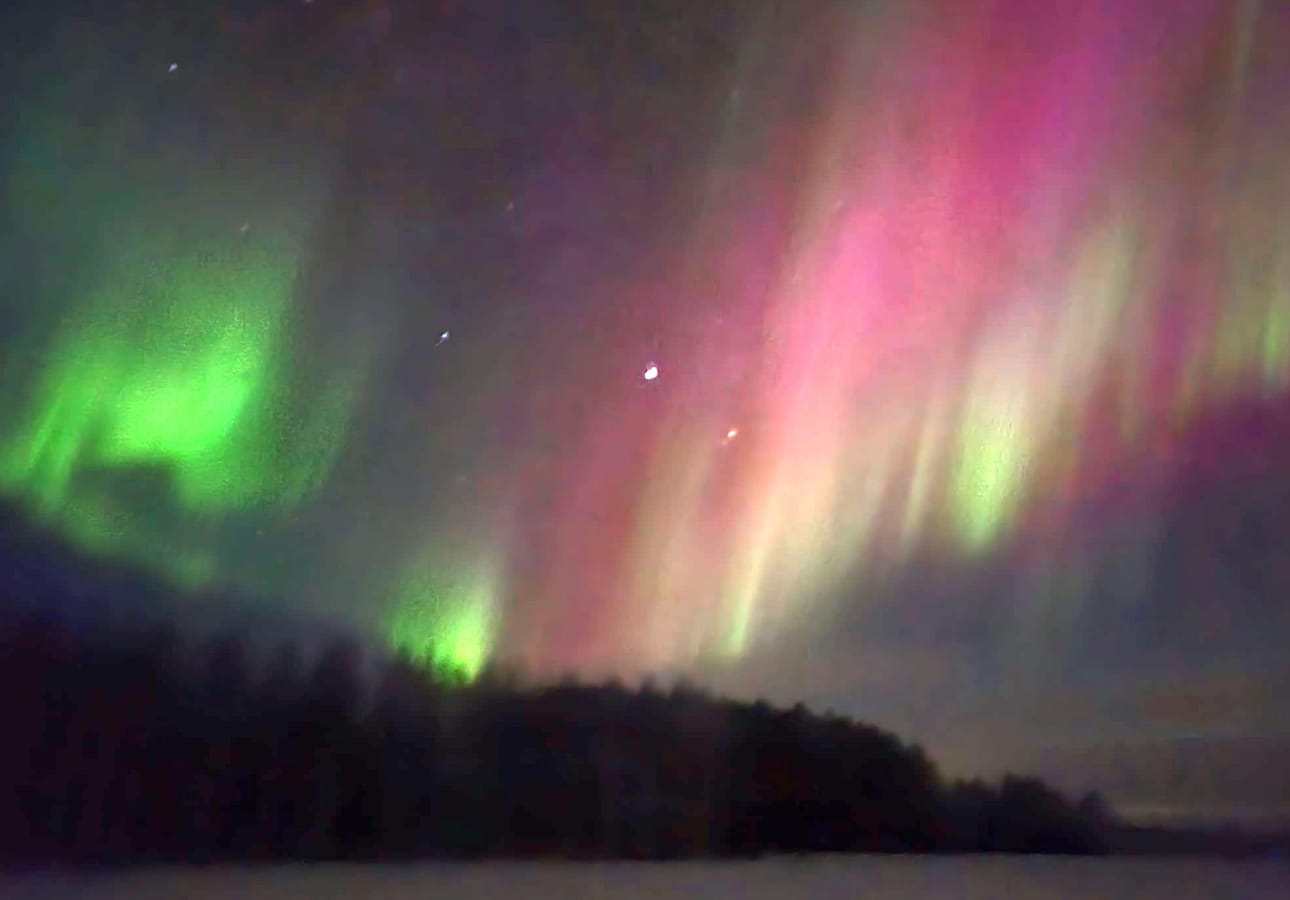 Ilmatieteen laitoksen mukaan revontulia on aika hyvä mahdollisuus nähdä vielä tulevana yönä. Tämän näyn lukijamme kuvasi uudenvuodenpäivän iltana.