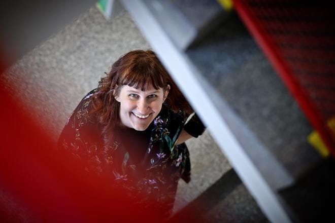 Kohon Laura Kivimäki on kiitollinen, että kulttuurirahasto valitsi projektin toiseksi vuoden kärkihankkeista. – Raha ei jää tekijöille, sillä tarjotaan kulttuurielämys tuhansille lapsille ja nuorille. KUVA: TOMI KOSONEN