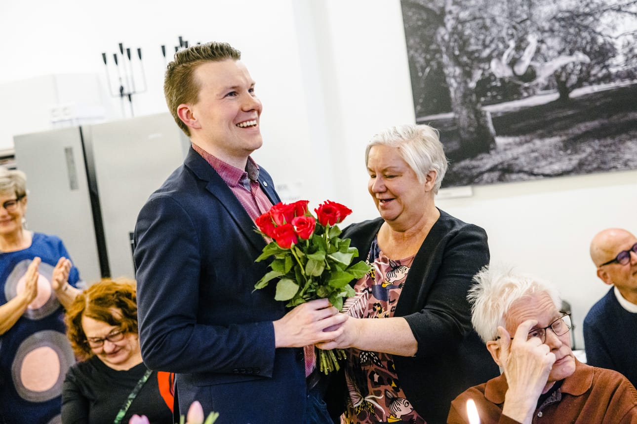 Mikkel Näkkäläjärvi SDP:n vaalivalvojaisissa keväällä 2023.