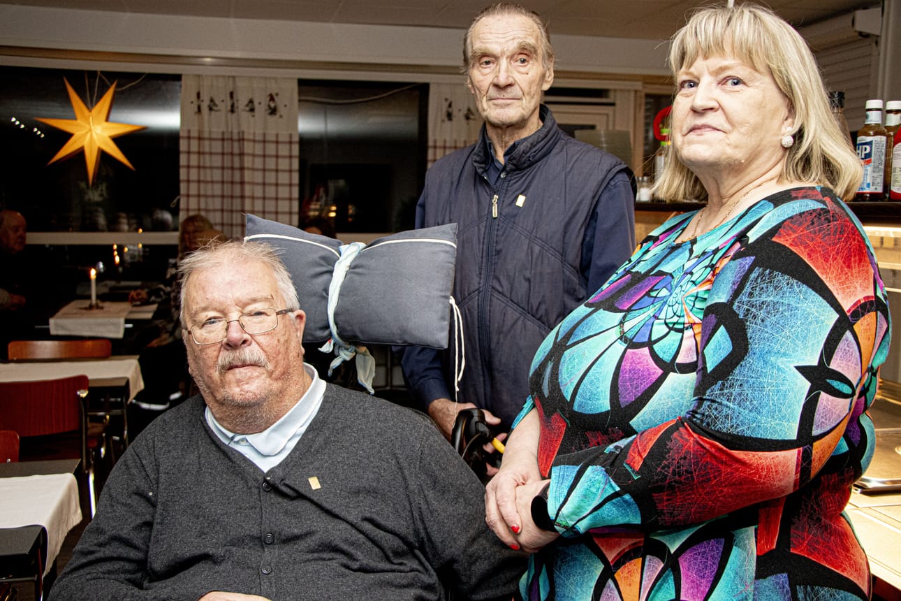 Ruukin Invalidien työssä kauan mukana olleet Reijo Lepistöä ja Juhani Hemmiä (takana) muistettiin kultaisella ansioplaketilla. Ansiomerkit luovutti Arja Qvist.