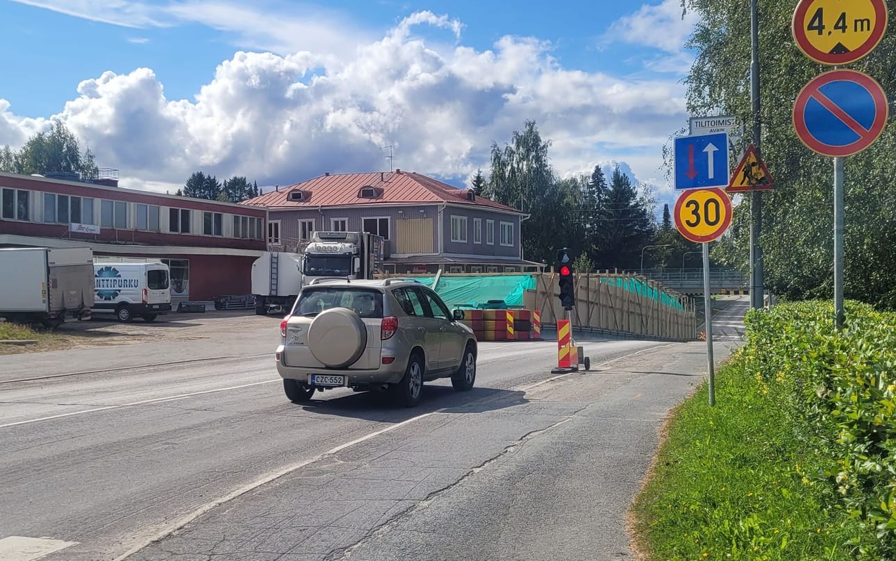 Kauhavan Kauppatien rautatiesillan alituskohta on toisen kaistan osalta suljettu liikenteeltä sillan tukimuurien korjauksen ajan. Korjaustoimet kestävät muutaman viikon ja voivat aiheuttaa melua.