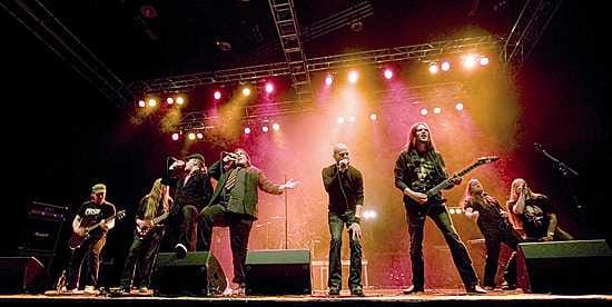 Forever one -bändi esiintyi Miika Tenkulan muistotilaisuudessa Club Teatrialla lauantai-iltana.